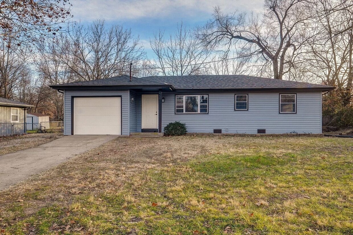 Primary Photo - Remodeled 3 Bed 1.5 Bath Privacy Fence Bac...