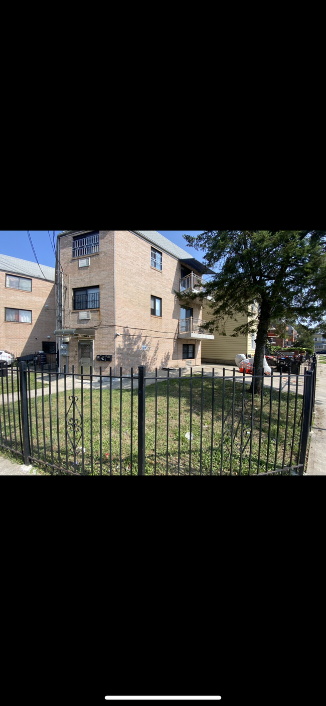 Foto del edificio - 7326 Queens Midtown Expy