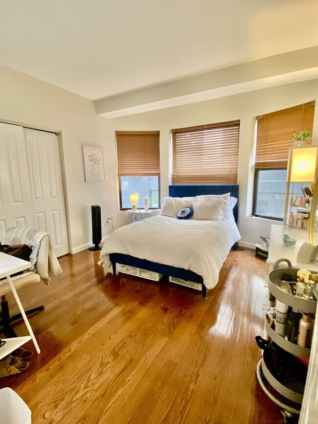 Building Photo - HOT BACK BAY LISTING!!!!