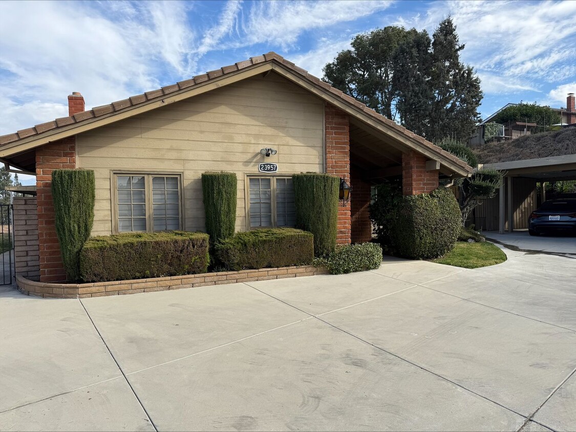 Foto principal - 3 bed 2 bath home for rent in Dimond bar, CA