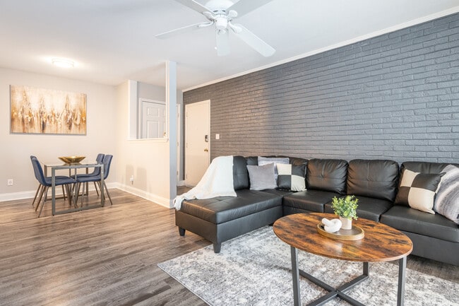 Building Photo - Doral Apartments