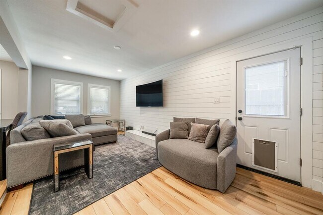 Foto del edificio - 7003 Cherry Meadow Dr