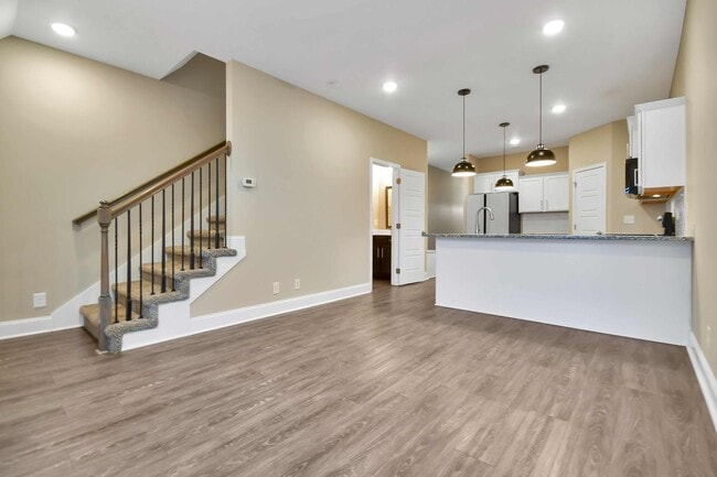 Building Photo - Two Bedroom Townhouse!