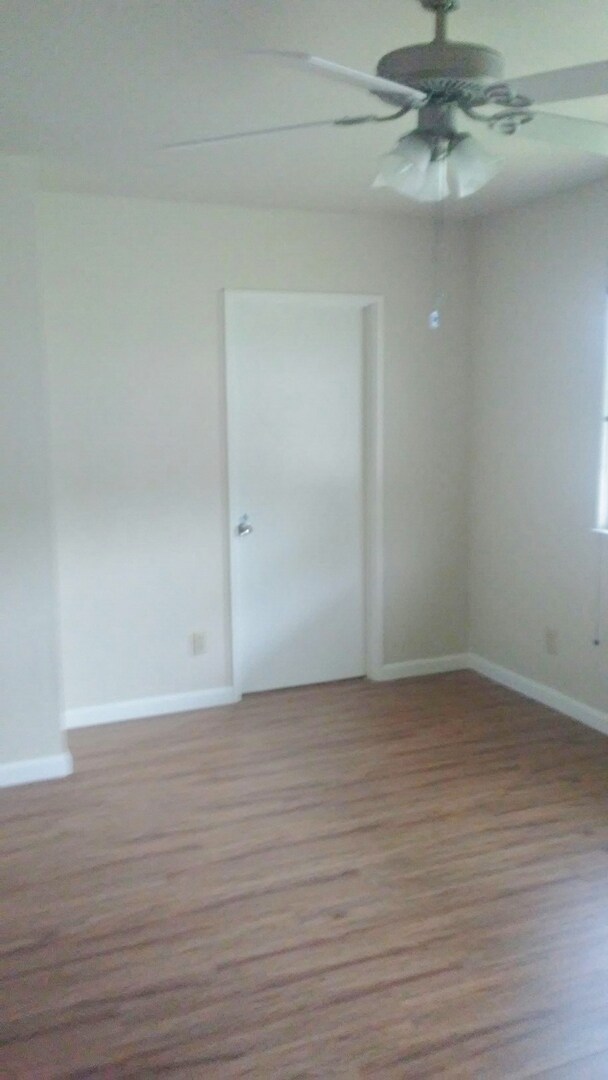 Building Photo - 3 BEDROOM HOME! APPLY NOW!!