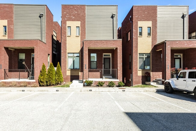 Foto del edificio - Luxury Brick Home with Rooftop Deck in Vib...