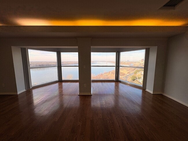 Building Photo - High Rise on the Mississippi River! 14th Floor! Best View! Gate Parking! Trail to Tom Lee Park! U...