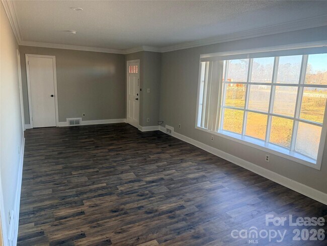 Foto del edificio - 5226 Indian Trail Fairview Rd