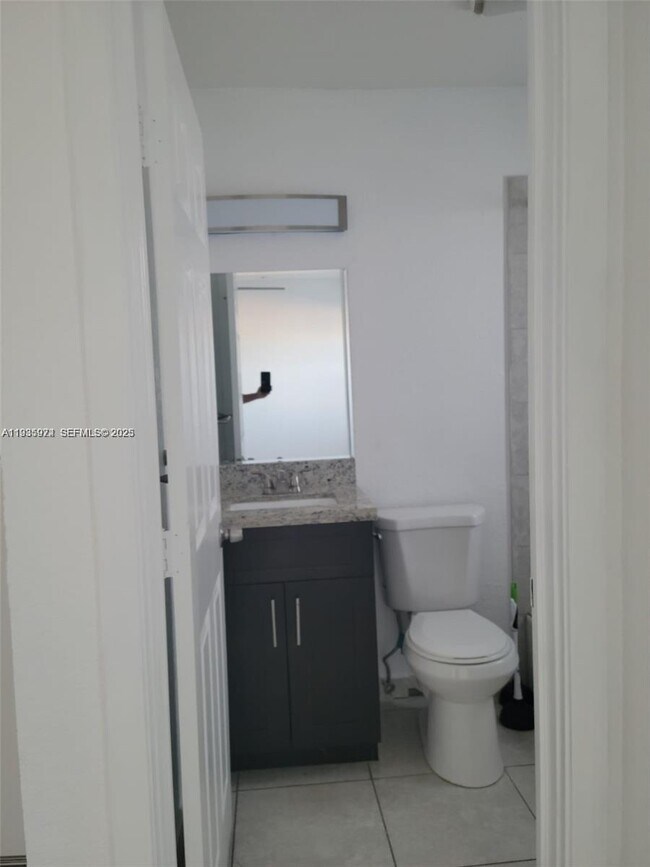 Foto del edificio - 5655 Johnson St