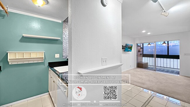Foto del edificio - Bright 1 bed/1 bath located in the heart of Rockridge includes water, garbage, 1 parking!