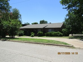 Building Photo - 1202 NW Lake Ave