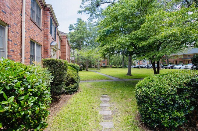 Foto del edificio - Renovated 1-Bedroom Condo in Heathwood Cou...