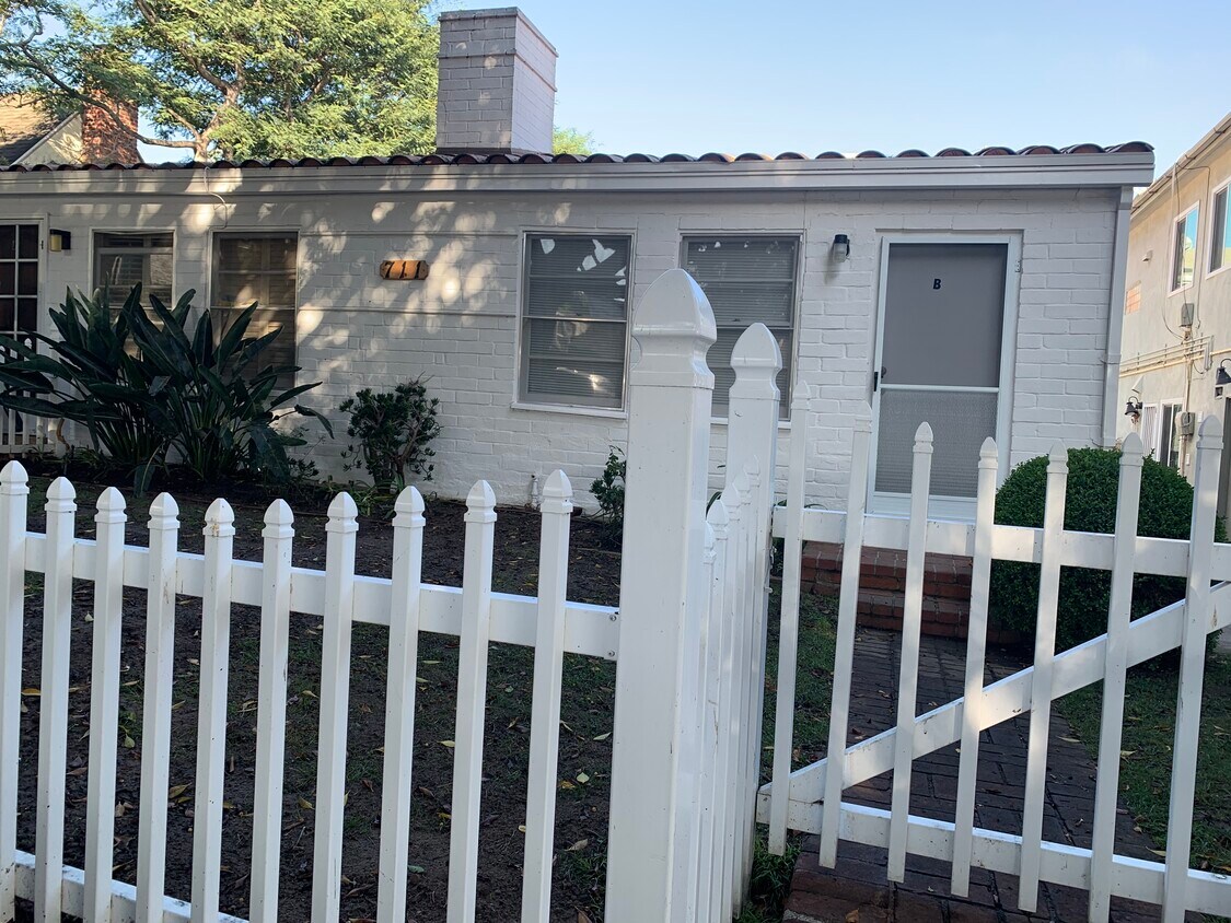 Front entrance - 711 Cedar St