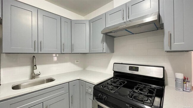 Foto del edificio - 144-30 Roosevelt Ave