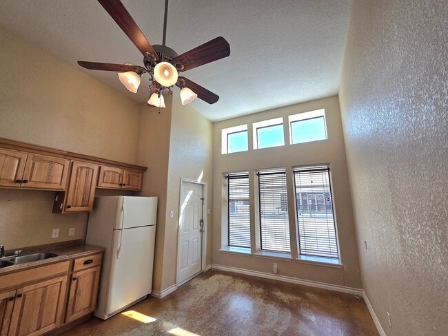 Building Photo - Floresville 3rd St Apartments