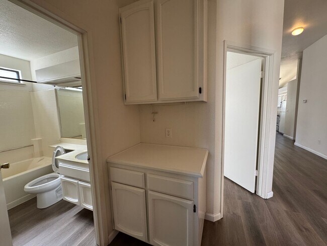 Foto del edificio - Three Bed, Two Bath Home with a Two Car Garage