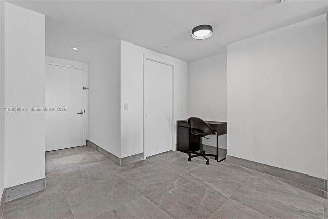 Foto del edificio - 650 NE 32nd St
