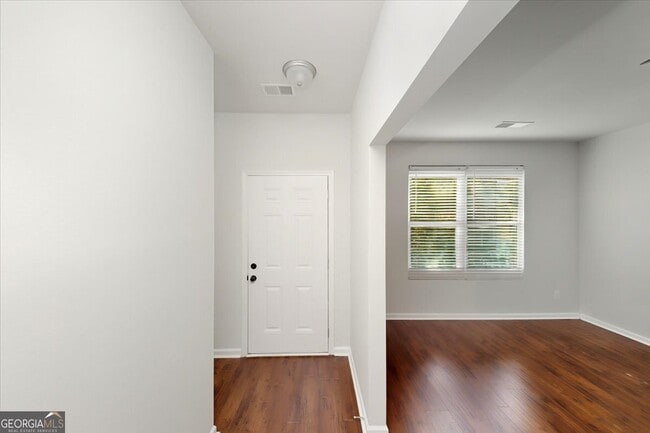 Building Photo - 541 Tulip Ln