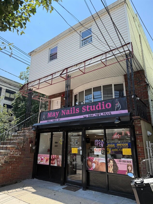 Primary Photo - 201 39th St