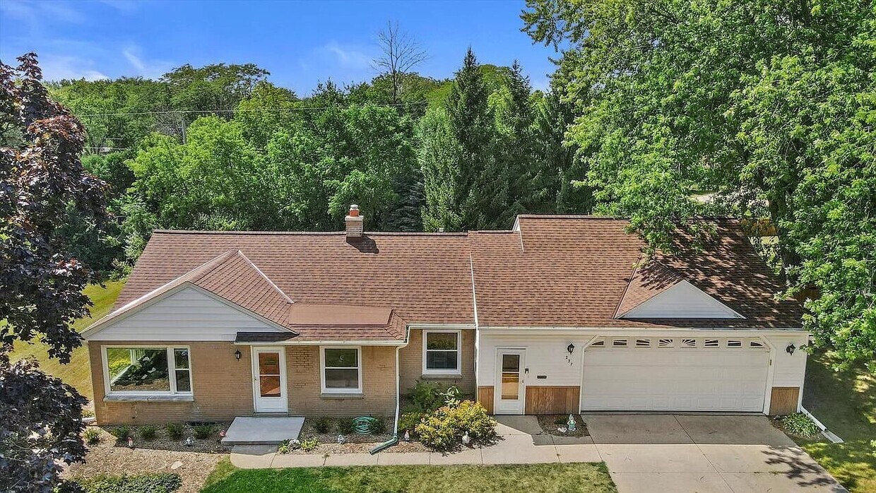 227 Park Crest Dr, Thiensville, WI 53092 House Rental in Thiensville