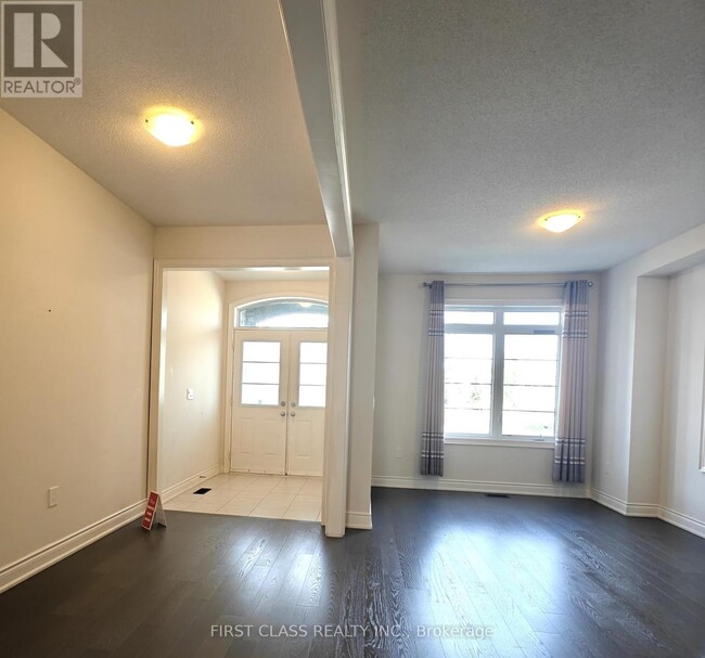 Building Photo - 1538 Devine Pt
