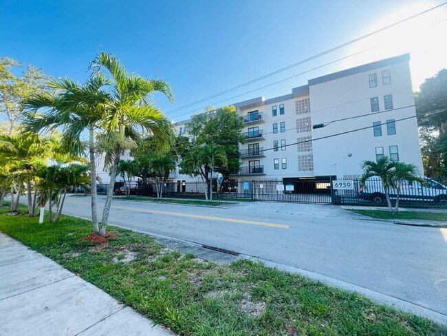Foto del edificio - 6950 W 6th Ave