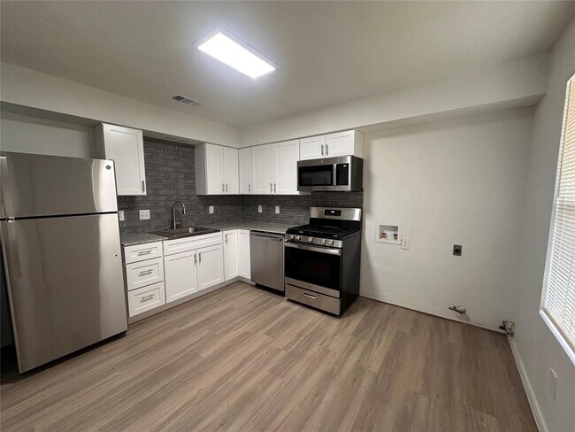 Foto del edificio - 6910 Circle S Rd