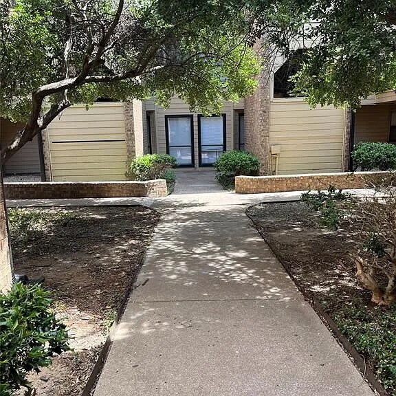 Pasarela hacia el Edificio 2 - 3022 Forest Ln