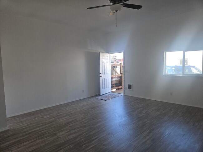 Building Photo - 703