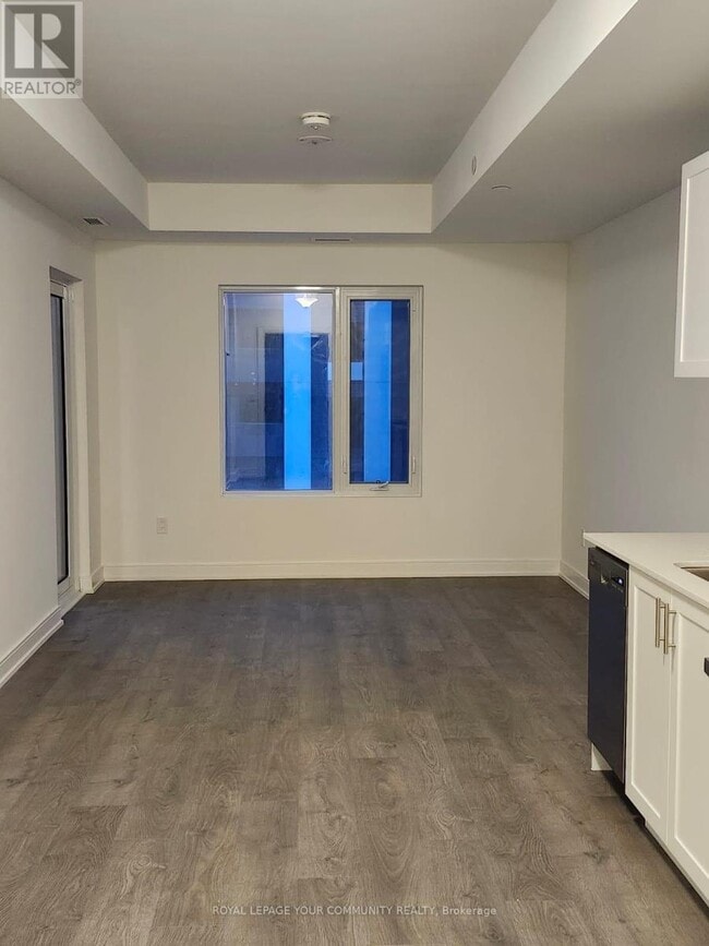 Building Photo - 693 Davis Dr