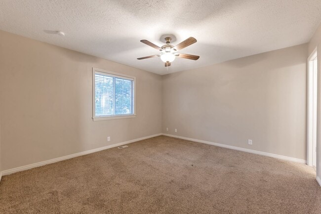 Building Photo - Beautiful Pet Friendly 4 Bed, 3 Bath Farmi...