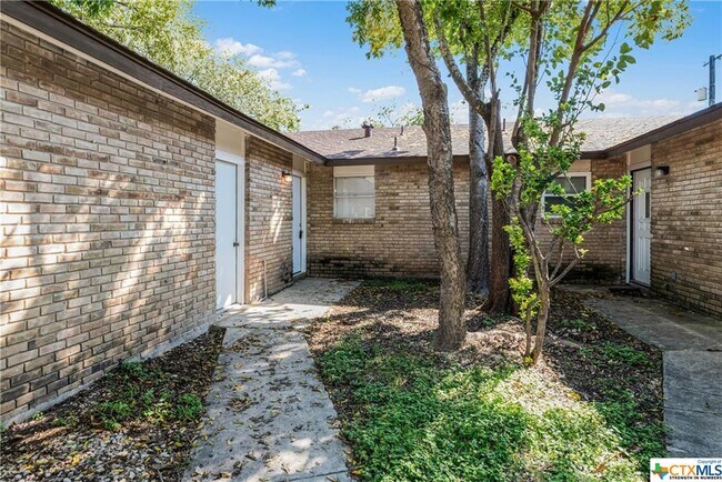 Building Photo - 1524 Eichen Rd