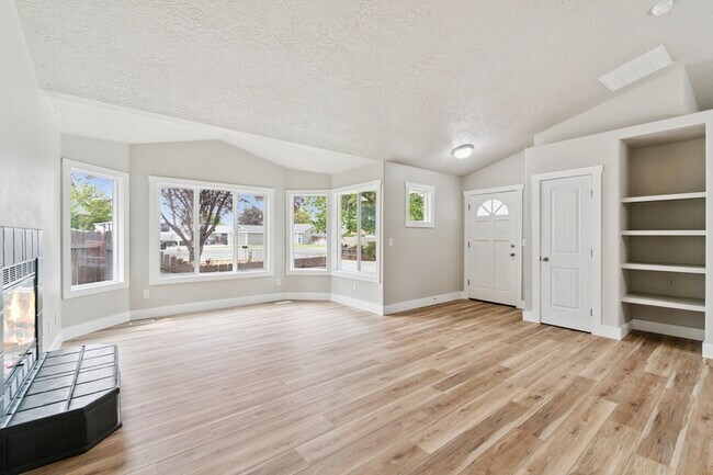 Building Photo - 1305 W Yost Ct