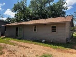 Building Photo - 902 1/2 S Jefferson Dr