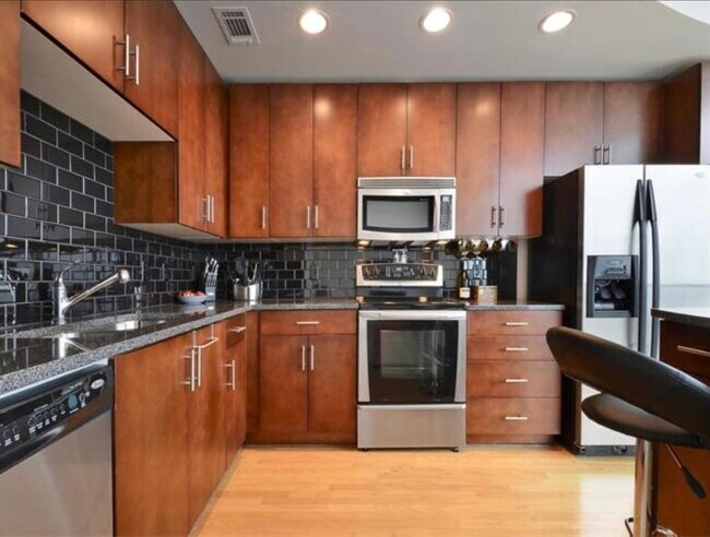 Building Photo - 360 Nueces St