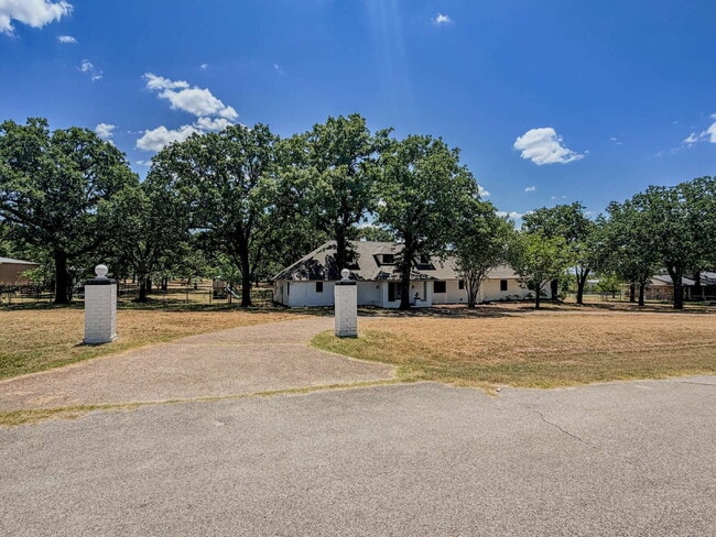Building Photo - Beautiful 6 bed, 2 bath home in Burleson!