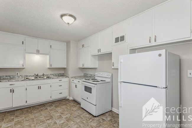 Building Photo - Remodeled Duplex Conveniently Located Near WSU!