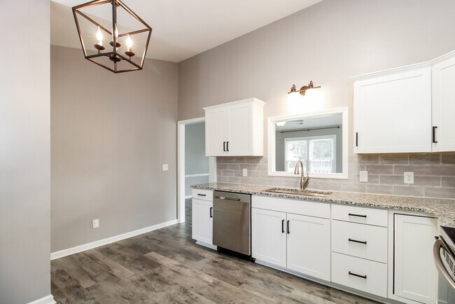 Building Photo - Charming 3 bed 2 bath home