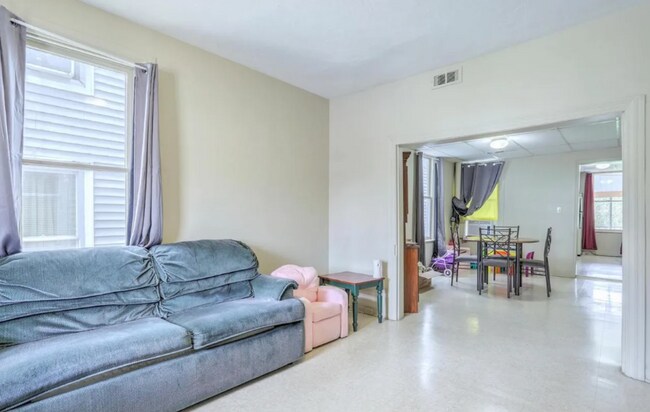 Foto del edificio - Charming 3 Bedroom with Open Living Area & Shared Porch!