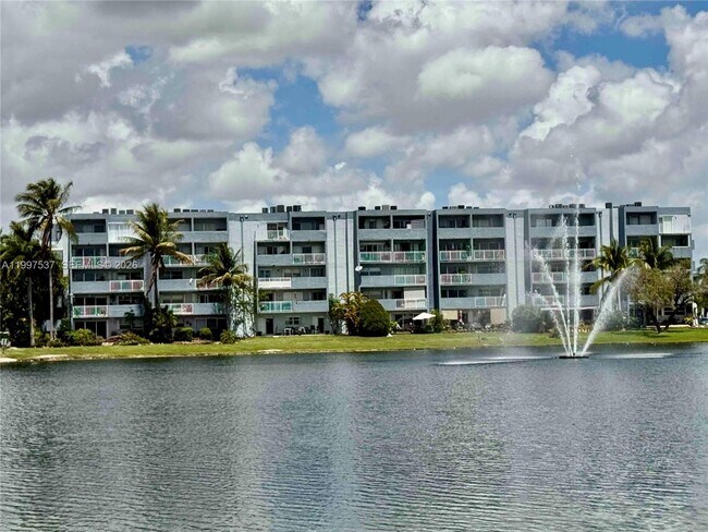 Building Photo - 9375 Fontainebleau Blvd