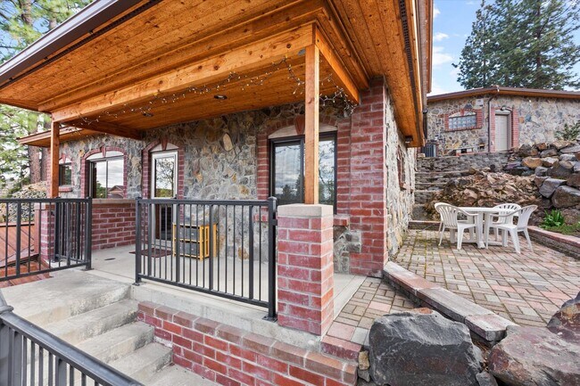 Building Photo - Fully-Furnished Short-Term Rental on South...