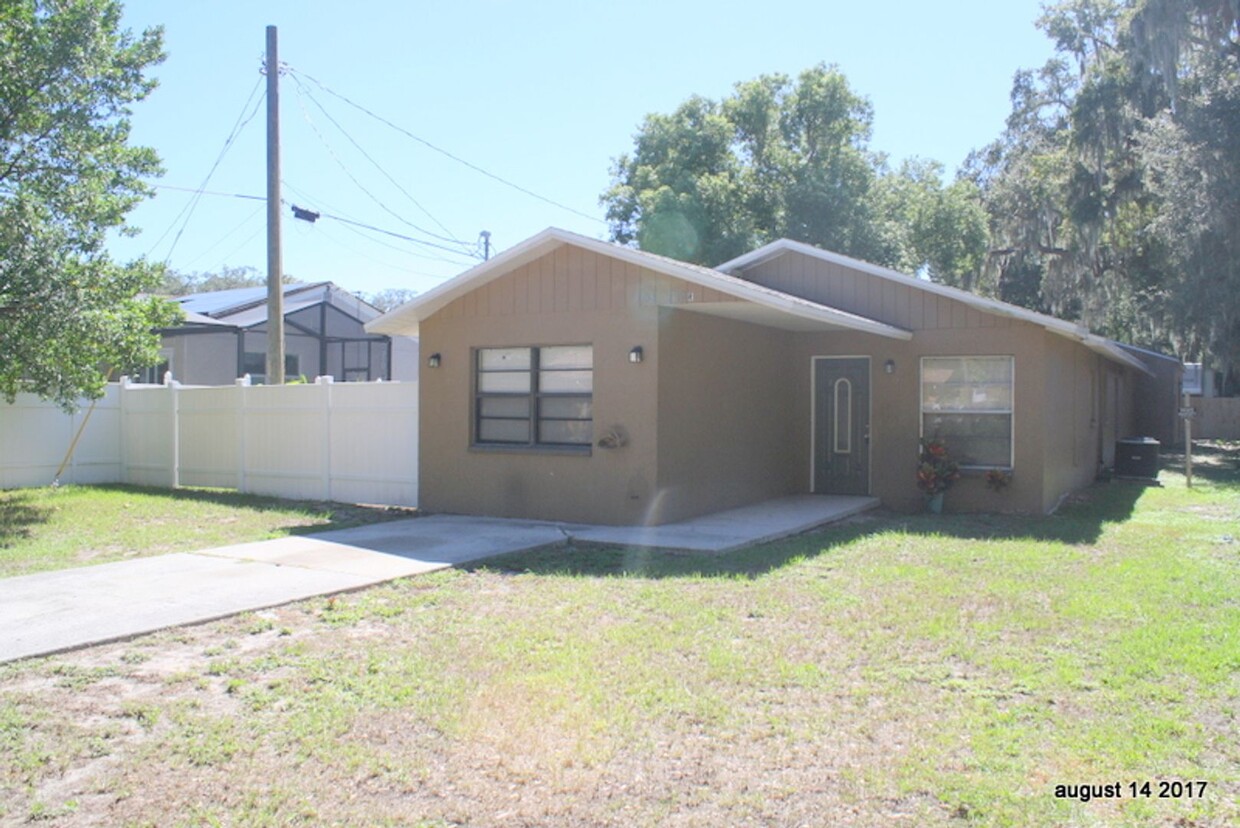 Foto principal - Updated 3 bed 2 bath Close to downtown