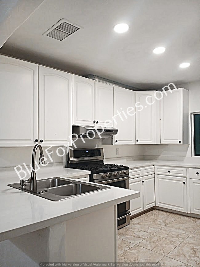 Building Photo - 2641 N Fontana Ave