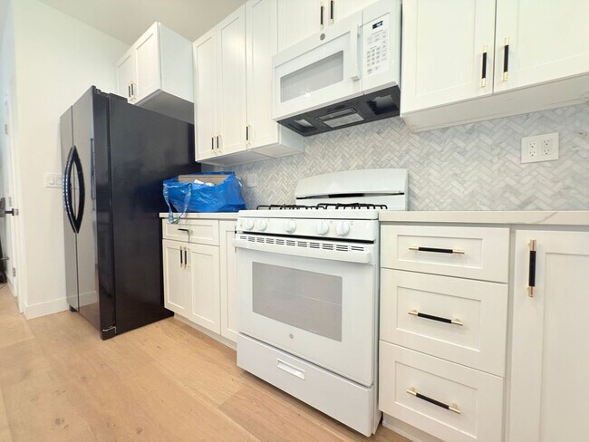 Building Photo - Beautifully Renovated 3-Bedroom Home in We...