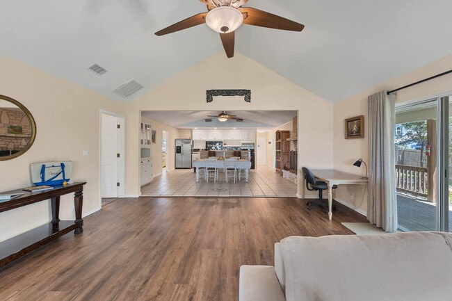 Foto del edificio - 2388 Lakeshore Dr