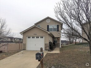 Building Photo - 5318 Lakewood Terrace