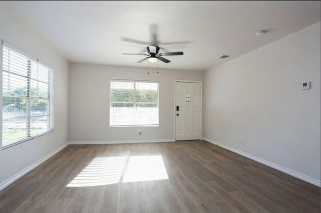 Building Photo - 143 Loma Park Dr