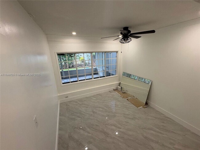 Foto del edificio - 6612 Dahlia Dr