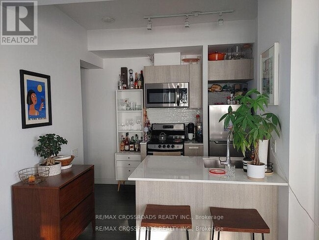 Building Photo - 42 Charles St E