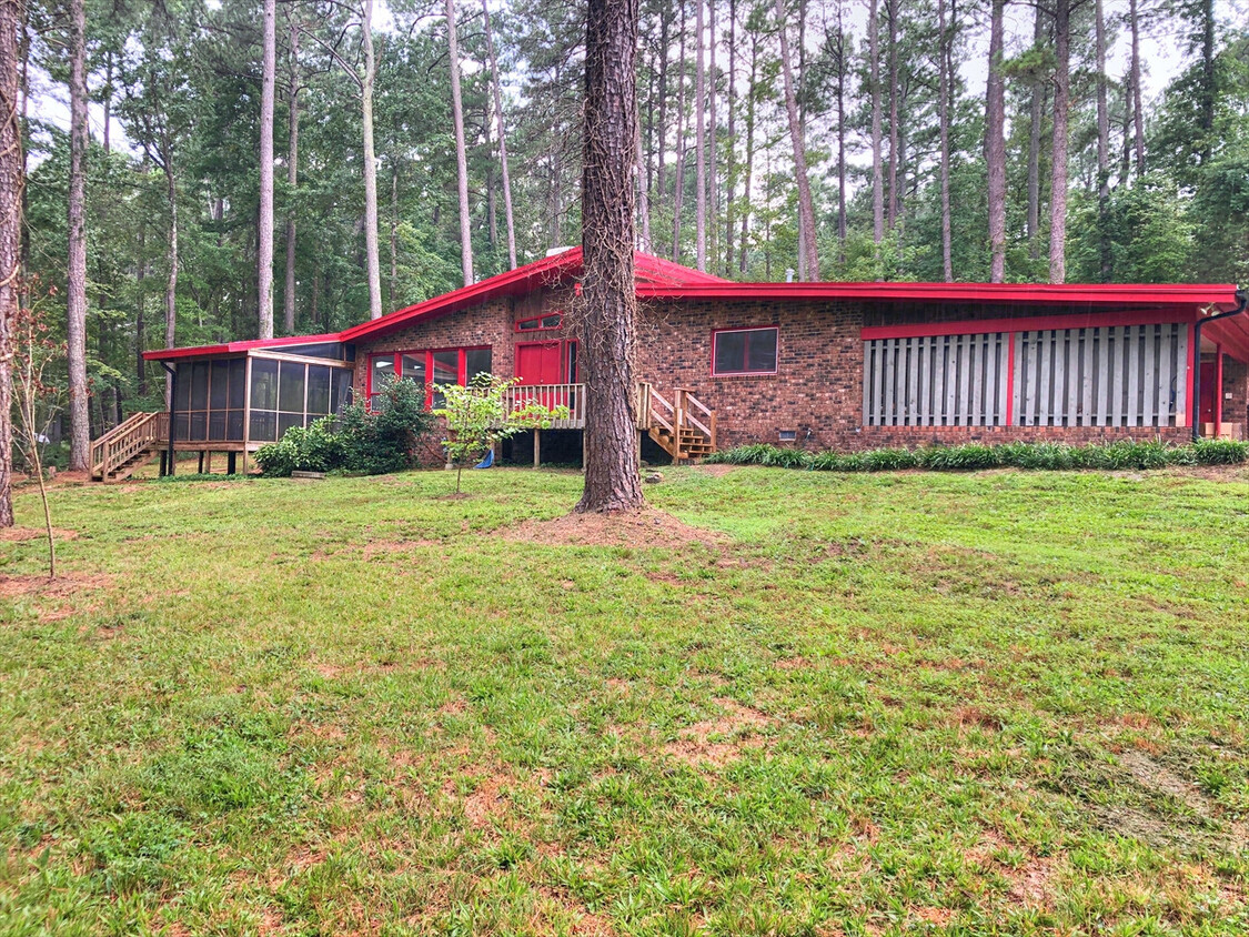 Foto principal - Fabulous Mid Century 3 BR House On Wooded Lot