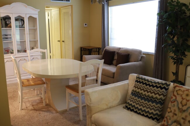 Building Photo - 552 Capri L